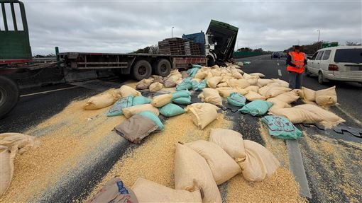 新／國3大甲段2大車追撞！飼料袋灑滿路面