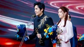 王星（左）近日與女友康嘉（右）一同現身「微博之夜」。（圖／翻攝自微博）