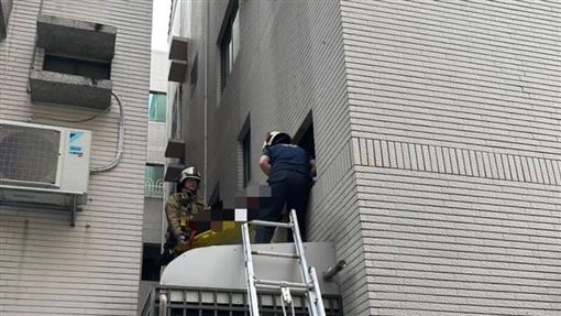 酒後行蹤成謎！高雄男詭躺採光罩不治