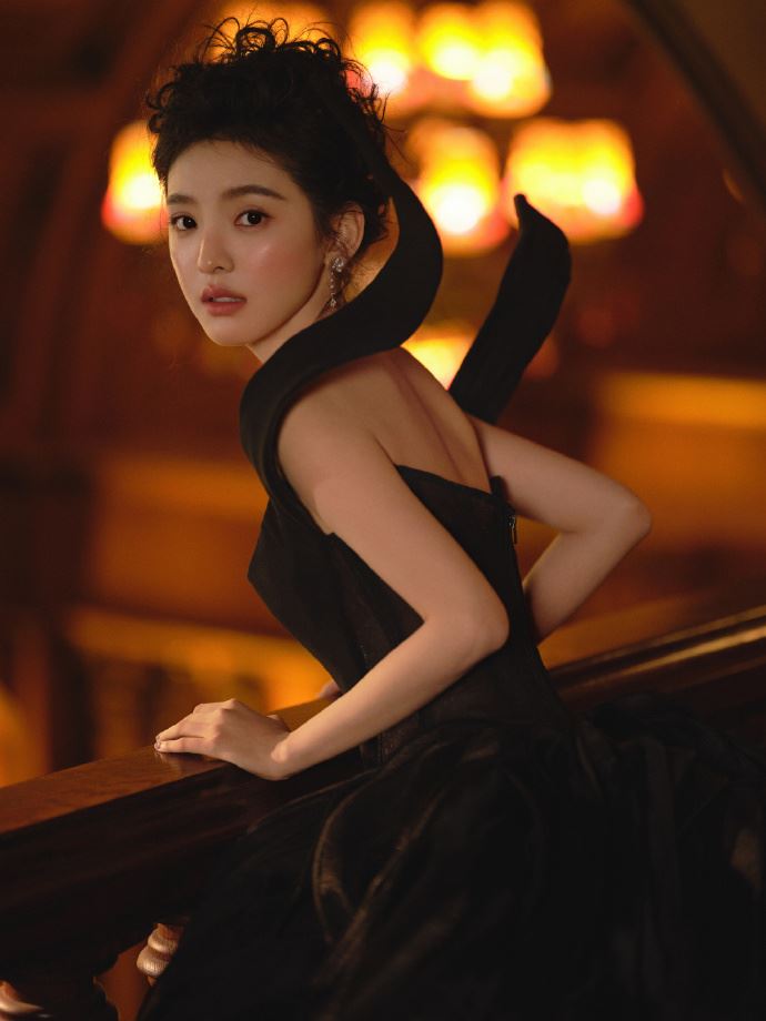 章若楠的造型十分霸氣，但也讓她頭重腳輕。（圖／翻攝自微博）