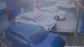 鄭男夥同9人分乘2輛廂型車，在街頭擄走張男及其妻小一家三口。（圖／翻攝畫面）