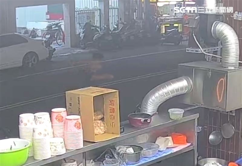 邱男不時就對到店門外，對著裡頭業者比中指。（圖／民眾提供）