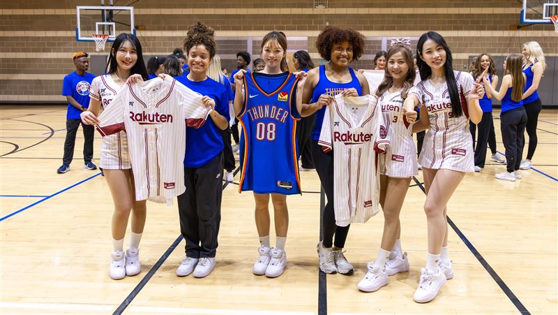 樂天女孩和雷霆啦啦隊互換球衣。（圖／樂天桃猿球團提供）