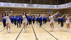 樂天女孩和雷霆啦啦隊以舞會友。（圖／樂天桃猿球團提供） 