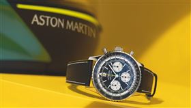 百年靈Navitimer B01 Chronograph 43 Aston Martin Aramco Formula One Team聯名計時腕錶。（圖／Breitling提供）