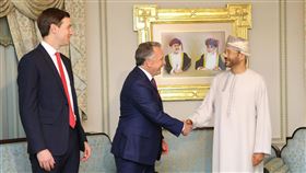 美國中東特使魏科夫（圖中）與阿曼外長布沙迪（圖右）握手，此場會談還有川普的女婿庫許納（圖左）一同參與。（圖／美聯社／達志影像）