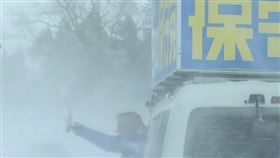 日本保守黨的宣傳車開在大雪中。（圖／翻攝自X平台 @hakodateyama11）