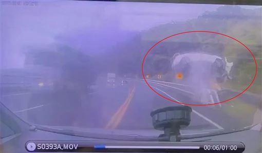 台9線車撞護欄「騰空墜谷」　驚悚畫面曝