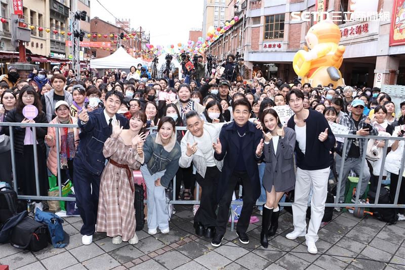 左起陳謙文、林萱瑜、陳珮騏、江國賓、謝承均、邱子芯、劉書宏現身《百味人生》粉絲見面會受訪。（圖／記者鄭孟晃攝影）