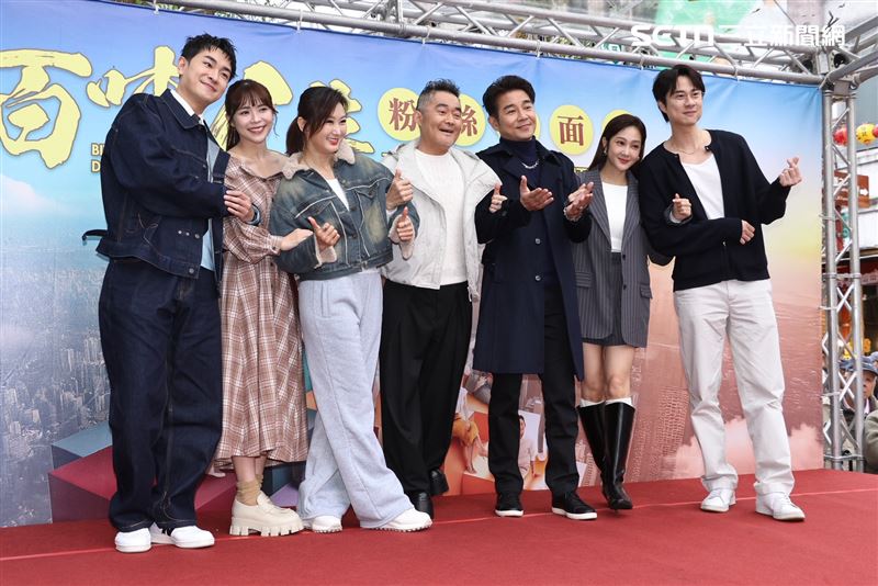 左起陳謙文、林萱瑜、陳珮騏、江國賓、謝承均、邱子芯、劉書宏登場，讓迪化街變得熱鬧滾滾。（圖／記者鄭孟晃攝影）