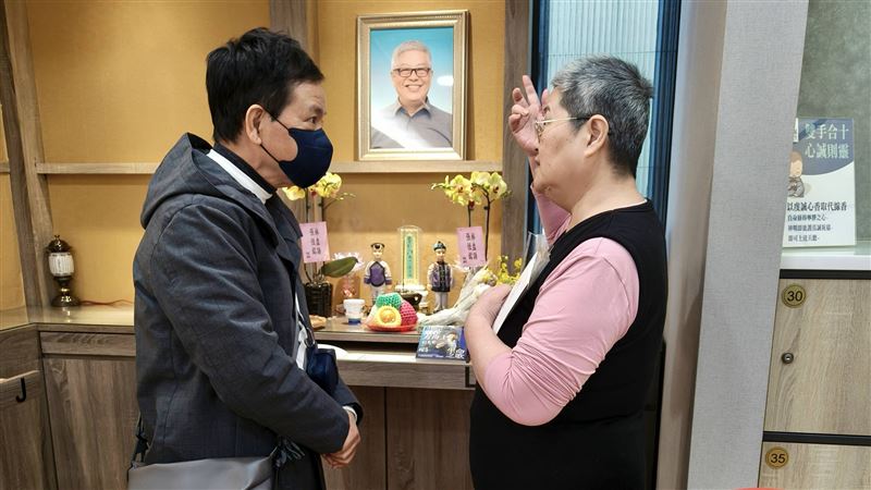 陳凱倫（左）前往靈堂慰問劉淞山老婆。（圖／翻攝自陳凱倫臉書）