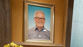 陳凱倫（左）前往靈堂慰問劉淞山老婆。（圖／翻攝自陳凱倫臉書）