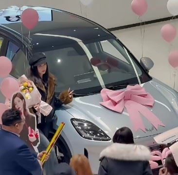 有網友認為，以孟子義目前在演藝圈的咖位，送出這個價位的車「不夠大氣」、「不如別送」。（圖／翻攝自微博）