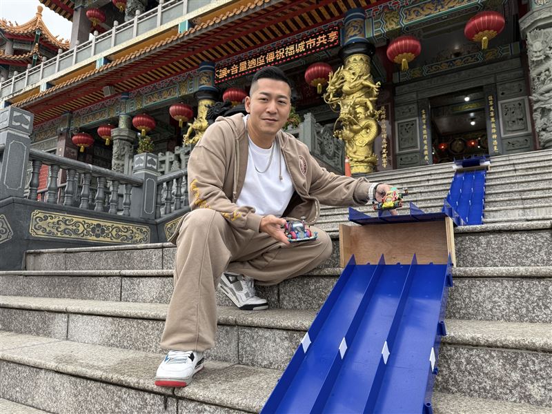 草爺首創「四驅車鑽轎底」護國宮祭出祈福神明加持。（圖／紅心字會提供）