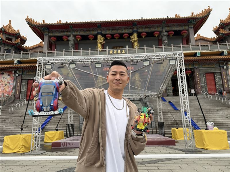 草爺巧思設計於天公爐前，設置轉換道，象徵透過神明加持轉運。（圖／紅心字會提供）