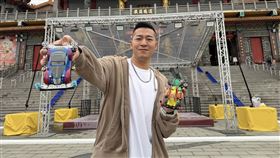 草爺巧思設計於天公爐前，設置轉換道，象徵透過神明加持轉運。（圖／紅心字會提供）