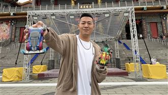 台灣第一次　草爺首創四驅車鑽轎底祈福