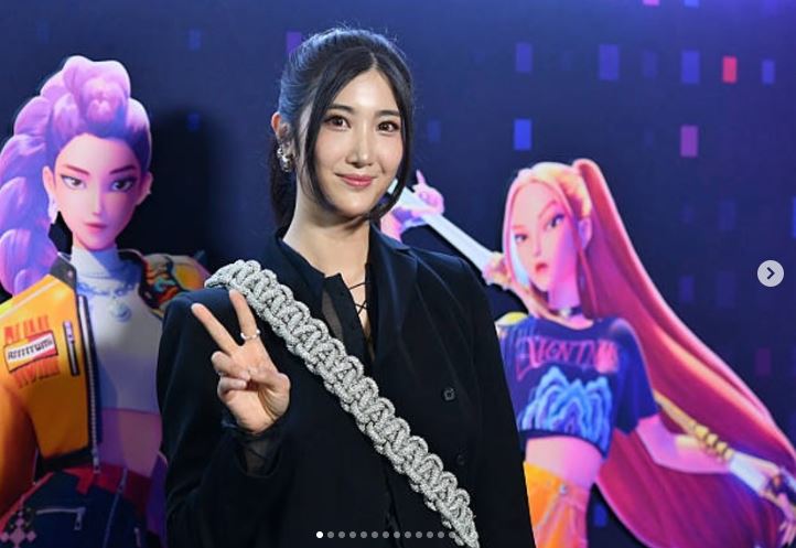 EJAE為《獵魔女團》主角Rumi擔任歌唱配音，並親自參與主題曲〈Golden〉的詞曲創作。（圖／翻攝自IG @ejae_k）