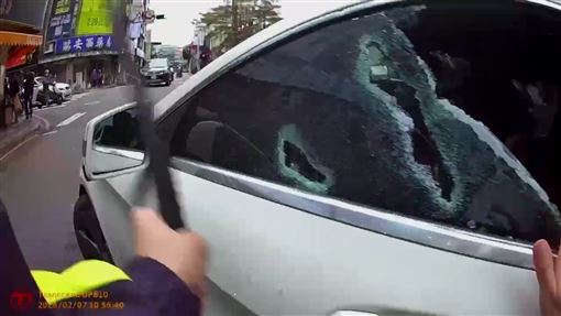 賓士車拒檢衝撞　員警擊破車窗攔阻掛彩