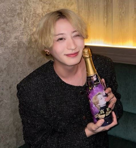 事業全面停擺之下，前山剛久的現實生活也陷入困境。去年底，他被爆出轉行擔任男公關，引發外界震撼。（圖／翻攝自真叶IG）