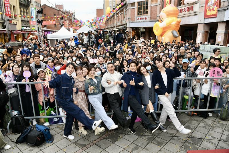 左起陳謙文、林萱瑜、陳珮騏、江國賓、謝承均、邱子芯、劉書宏現身《百味人生》粉絲見面會受訪。（圖／三立）