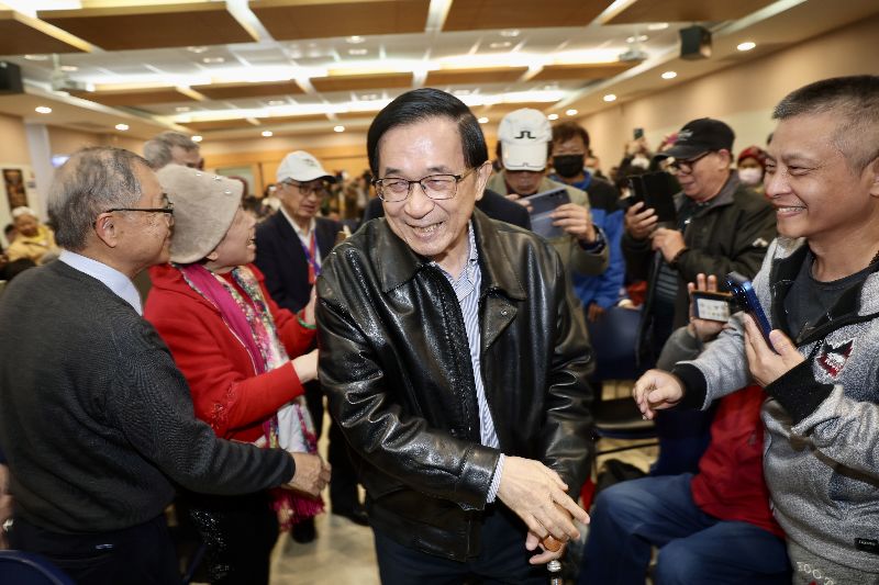 陳水扁（中）建議民眾最好不要去看電影《世紀血案》。（圖／中央社）