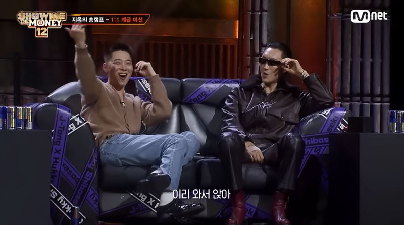 PoinPan結合韓文Rap「過來坐下」，充滿個性的唱腔與有趣的歌詞吸引全場目光，連導師都看得目瞪口呆。（圖／翻攝自Mnet TV YouTube）