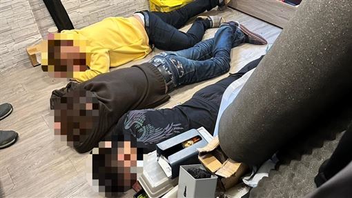 板橋出租套房變毒窟！霹靂小組攻堅畫面曝