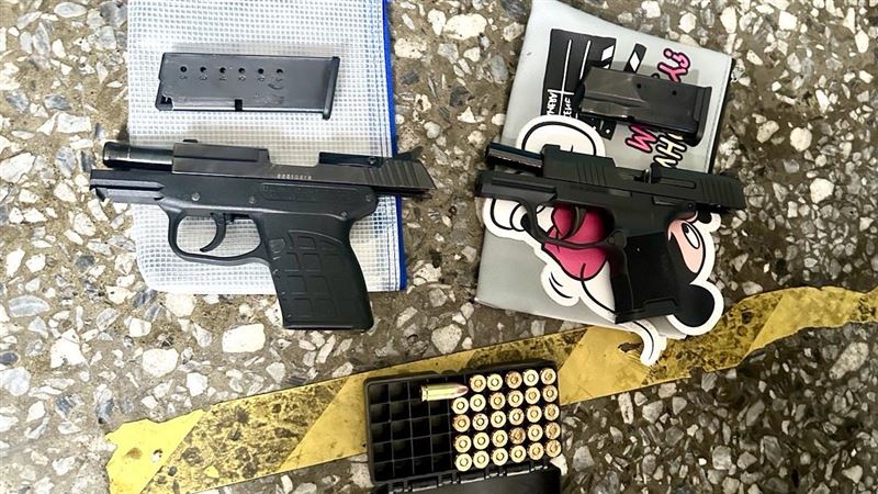 板橋出租套房變毒窟，警方攻堅畫面曝光，查獲槍枝毒品。（圖／翻攝畫面）