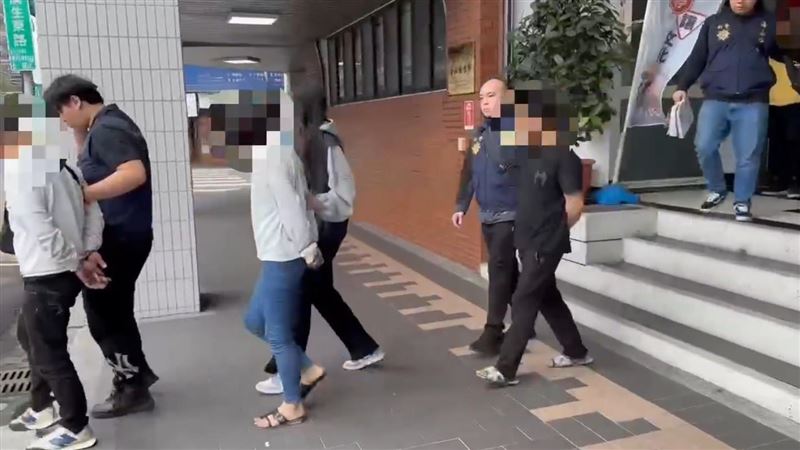 板橋出租套房變毒窟，警方攻堅畫面曝光，查獲槍枝毒品。（圖／翻攝畫面）