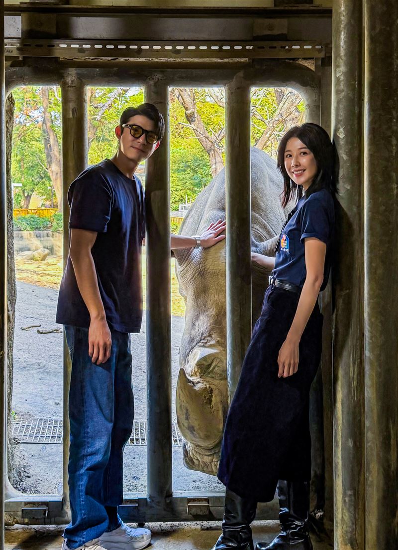 王柏傑(左)、邵雨薇(右)拍攝時透過觸摸犀牛培養感情，貼近保育員角色心境。（圖／南瓜電影有限公司 提供）