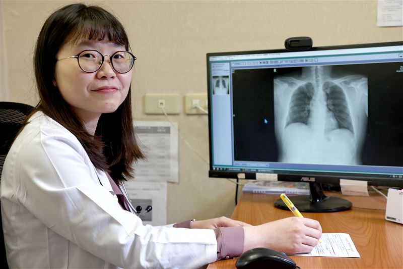 醫師呼籲，只要不擅自斷藥，癌症能像慢性病一樣，透過醫療團隊的精準計畫，在「穩定抗癌」與「兼顧生活」之間取得平衡。（圖／黃詩喻醫師提供）