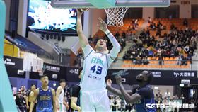 PLG例行賽，洋基工程洋將庫薩斯籃下放進2分。（圖／記者劉彥池攝影）