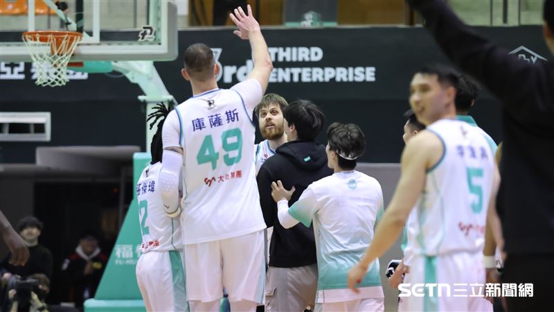 PLG例行賽，洋基工程洋將柯瓦隆上半場結束前投進超大號三分球。（圖／記者劉彥池攝影）