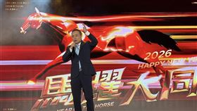 大同董事長張榮華尾牙吐真心話，坦言接任前被警告「大同很亂」，但他誓言擦亮百年招牌。面對AI浪潮，他喊出「電力＋算力＋土地」三大核心，年後啟動「全球營運總部」與「創新研究院」，將資產活化為AI科技園區。昔日媒體大亨轉戰科技業，張榮華不看收視率改盯電力，豪發紅包帶領大同強勢轉型。（圖／記者師瑞德攝影）