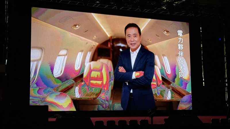 大同董事長張榮華尾牙吐真心話，坦言接任前被警告「大同很亂」，但他誓言擦亮百年招牌。面對AI浪潮，他喊出「電力＋算力＋土地」三大核心，年後啟動「全球營運總部」與「創新研究院」，將資產活化為AI科技園區。昔日媒體大亨轉戰科技業，張榮華不看收視率改盯電力，帶領大同強勢轉型。（圖／記者師瑞德攝影）