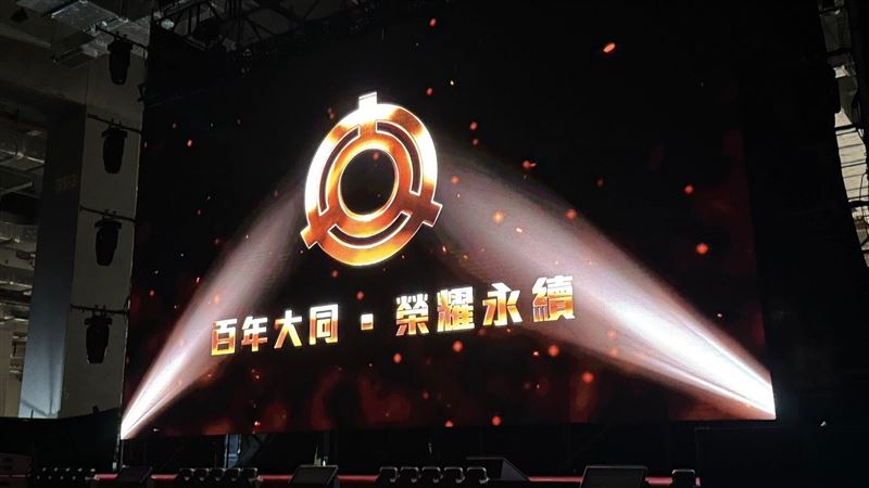 大同董事長張榮華尾牙吐真心話，坦言接任前被警告「大同很亂」，但他誓言擦亮百年招牌。面對AI浪潮，他喊出「電力＋算力＋土地」三大核心，年後啟動「全球營運總部」與「創新研究院」，將資產活化為AI科技園區。昔日媒體大亨轉戰科技業，張榮華不看收視率改盯電力，帶領大同強勢轉型。（圖／記者師瑞德攝影）