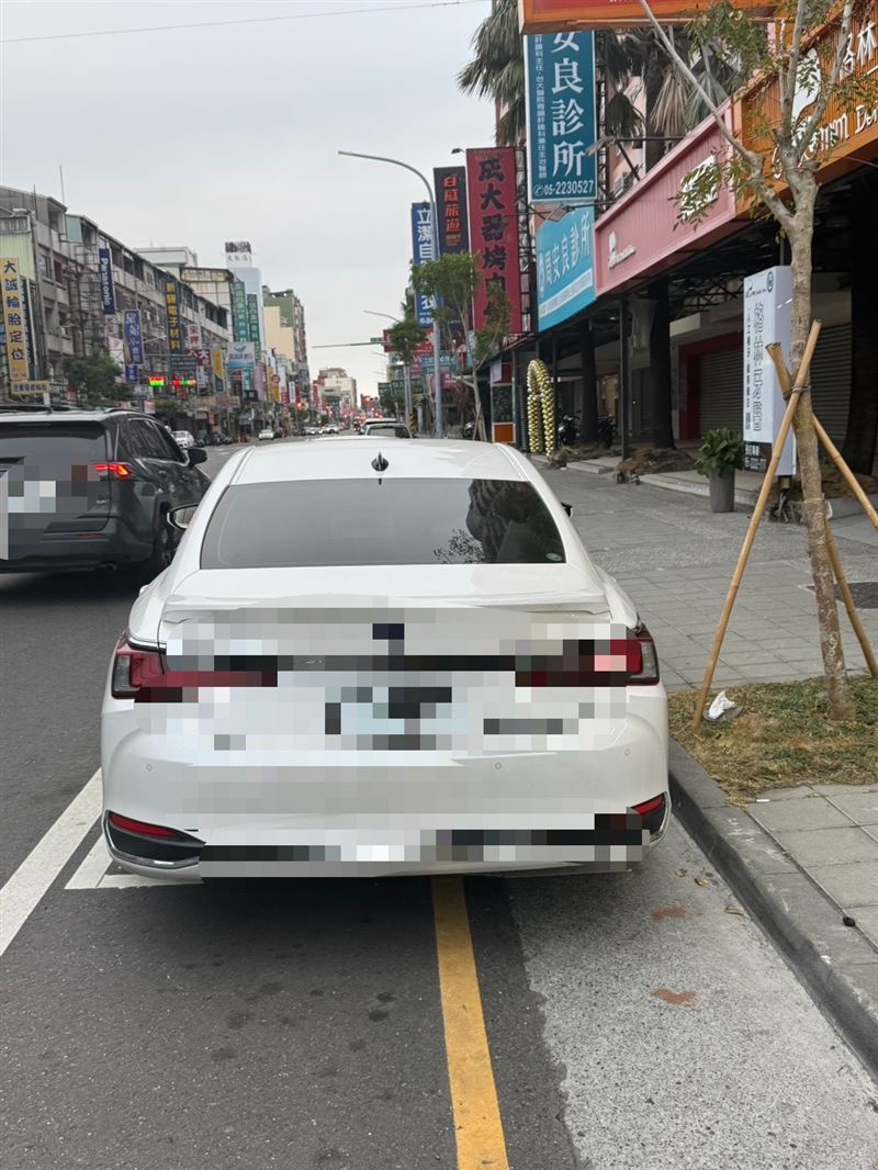 黃男駕駛的白色自小客。（圖／翻攝畫面）