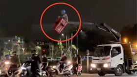 工程車,台中,大里,坐騎,工人,吊籃,座艙（圖／翻攝自Threads @wei531_）