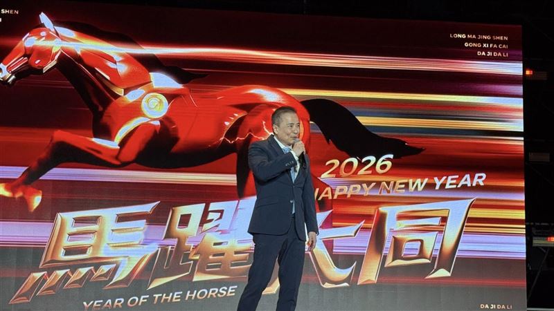 9,500人擠爆南港！大同尾牙席開千桌，董事長張榮華豪氣喊「紅包發越多越好」。國宴名廚「水蛙師」操刀，端出佛跳牆、素東坡等功夫菜。女神安心亞獲贈大同寶寶互動超萌，羅志祥壓軸唱跳，全場氣氛嗨到最高點！（圖／記者師瑞德攝影）