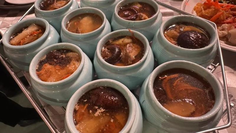 9,500人擠爆南港！大同尾牙席開千桌。國宴名廚「水蛙師」操刀，端出佛跳牆、素東坡等功夫菜。女神安心亞獲贈大同寶寶互動超萌，羅志祥壓軸唱跳，全場氣氛嗨到最高點！（圖／記者師瑞德攝影）