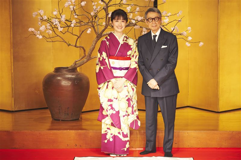 田中千繪首次合體彩妝大師父親田中東尼。（圖／印庭娛樂提供）