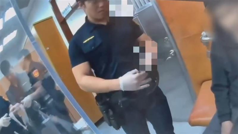 李男涉案遭拘提，友人直播嘲笑也被搜出毒品，浩克警當場上銬逮人。（圖／翻攝畫面）