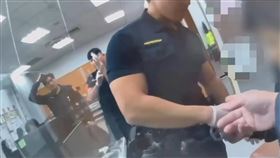 新北,中和,派出所,妨害自由,喪屍煙彈,視訊直播,浩克警男。（圖／翻攝畫面）