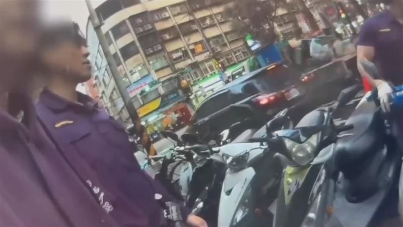 李男涉案遭拘提，友人直播嘲笑也被搜出毒品，浩克警當場上銬逮人。（圖／翻攝畫面）