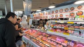 新竹市南寮漁港「竹風漁市」7日開幕，共有86攤商提新鮮魚貨。（圖／翻攝畫面）