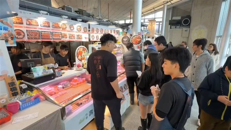 新竹市南寮漁港「竹風漁市」7日開幕，共有86攤商提供新鮮魚貨。（圖／翻攝畫面）