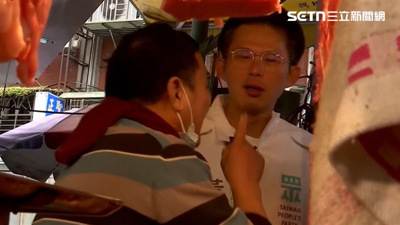 黃國昌到新莊的市場掃街，被攤商嗆「看未來沒有用，我要福利」。（圖／三立新聞）