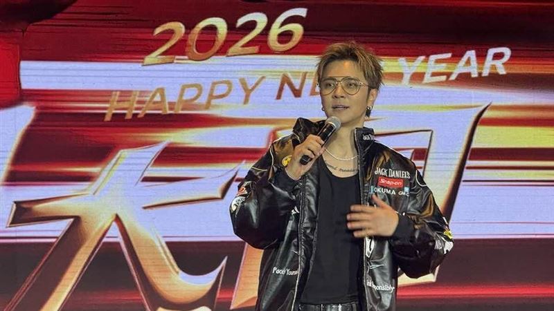 9,500人擠爆南港！大同尾牙席開千桌。國宴名廚「水蛙師」操刀，端出佛跳牆、素東坡等功夫菜。女神安心亞獲贈大同寶寶互動超萌，羅志祥壓軸唱跳，全場氣氛嗨到最高點！（圖／記者師瑞德攝影）