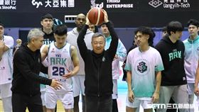 PLG例行賽，洋基工程拿下隊史首勝，董事長劉士源發120萬勝場獎金。（圖／記者劉彥池攝影）